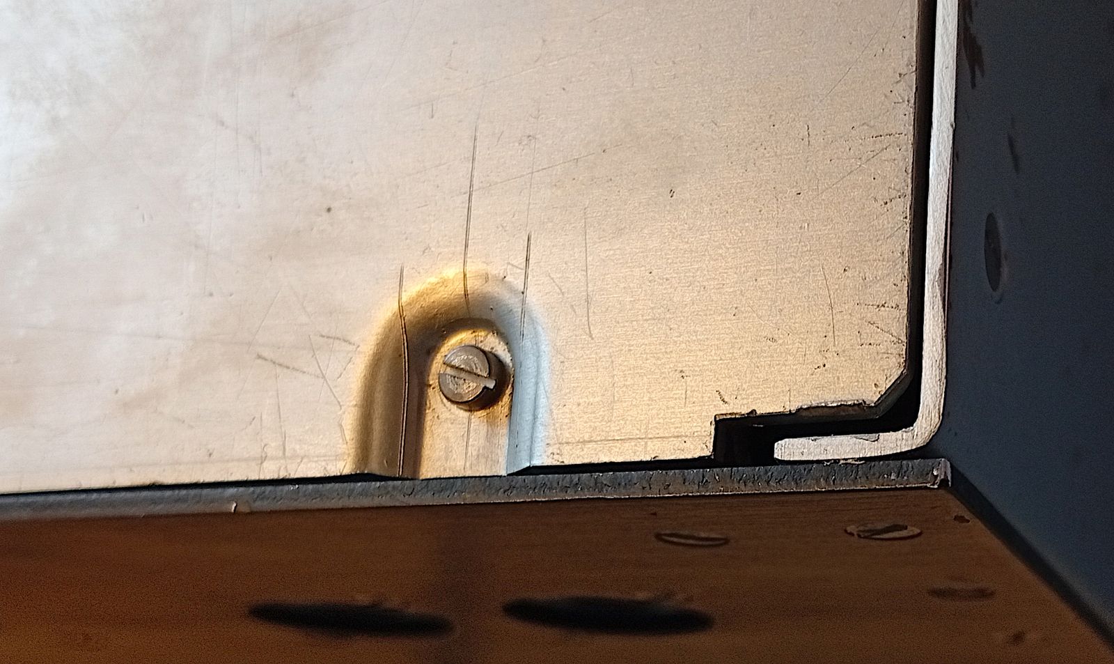 Mechanické provedení skříně je precizní